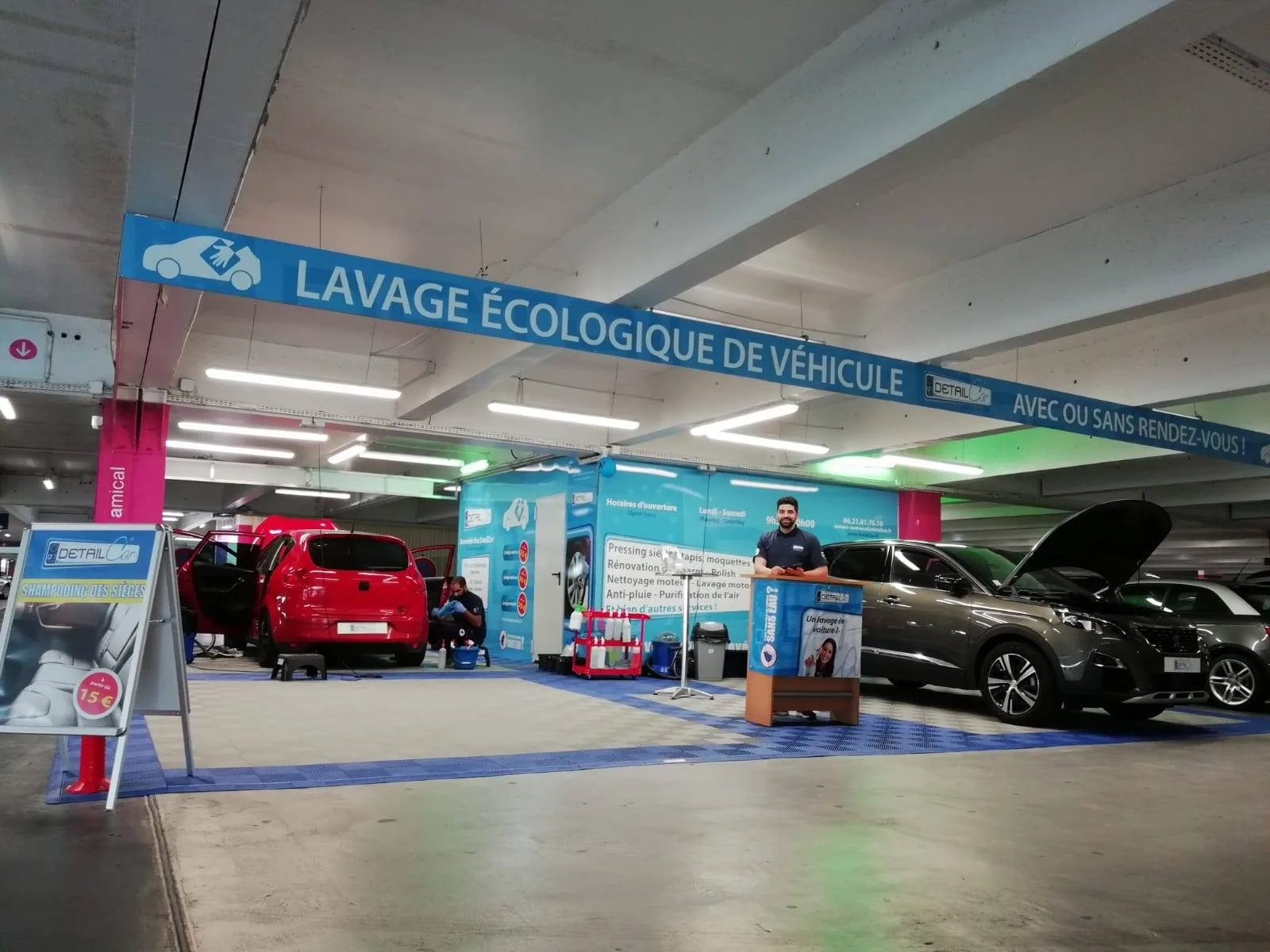 Station de lavage dans le parking couvert